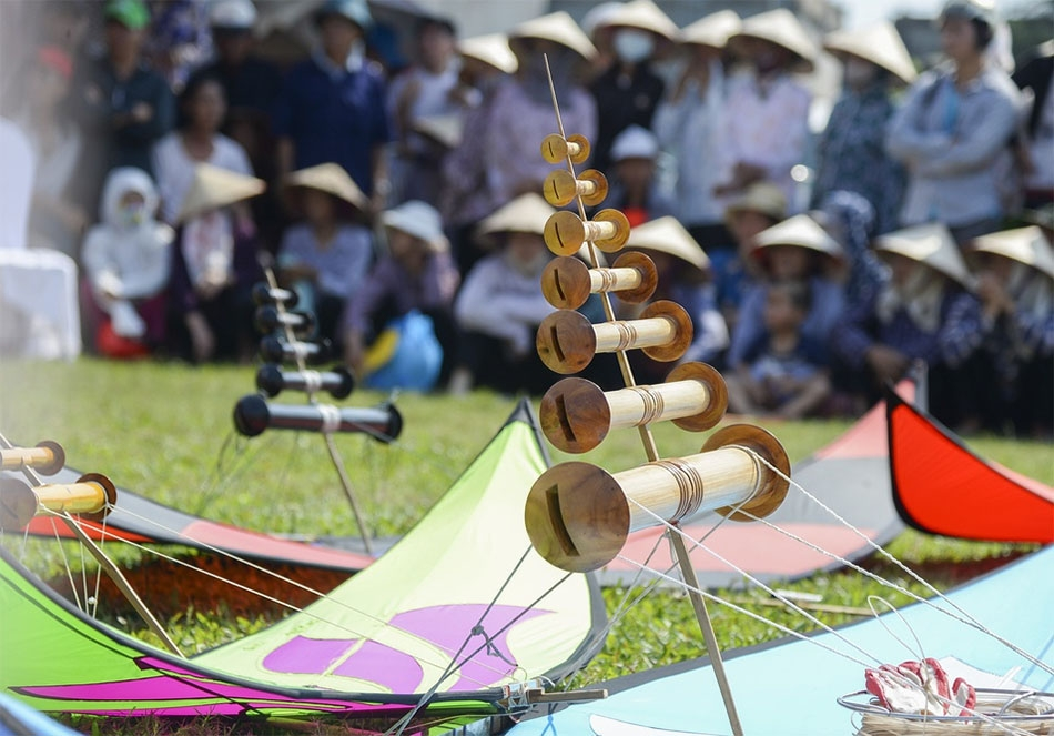 9- Chamber Kite Flute for Kites, Extremely Loud Sound - Vietnamese Folk Handicraft